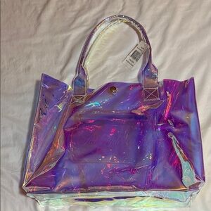 Una cartera plástica nueva para damas